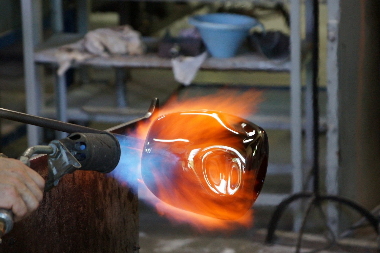 Objet en verre soufflé aux reflets lumineux